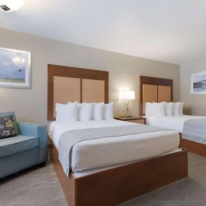 Poolside Queen Room Two Queen Beds Non-Smoking